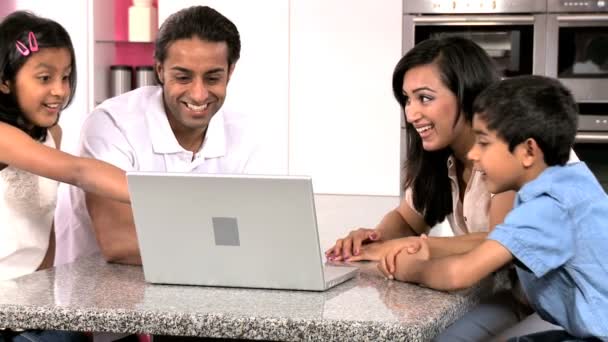 Jovem família étnica com laptop na cozinha — Vídeo de Stock