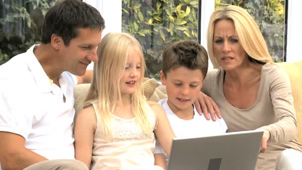 Καυκάσιος οικογένεια στο σπίτι με φορητό υπολογιστή — Αρχείο Βίντεο