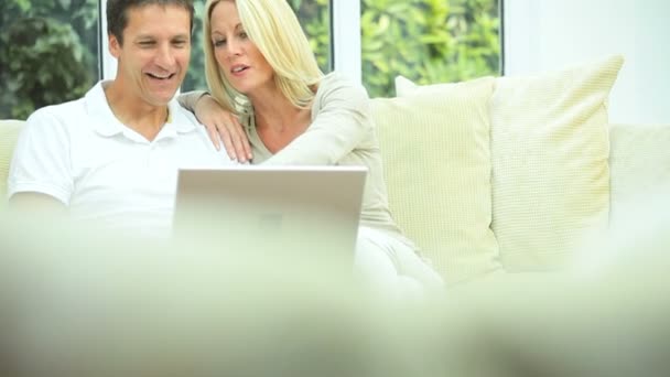 집에서 노트북을 사용 하 여 매력적인 백인 부부 — 비디오