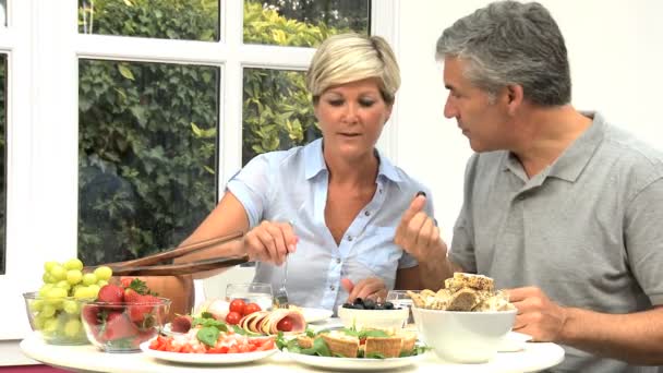 Ώριμο ζευγάρι τρώει υγιεινά τρόφιμα νωπά — Αρχείο Βίντεο