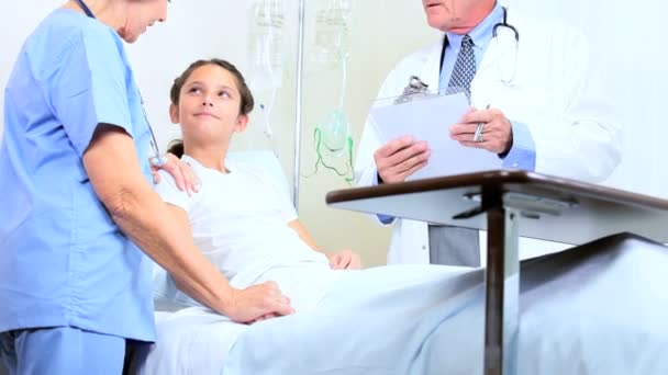 Niña siendo tratada por el médico del hospital — Vídeo de stock