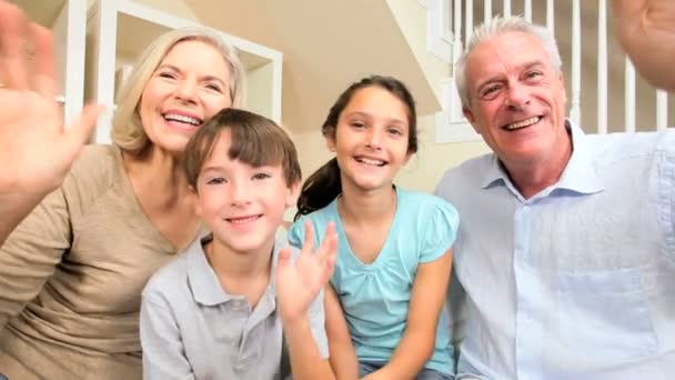 Generaciones familiares que hablan a través de chat web de vídeo en línea — Vídeo de stock