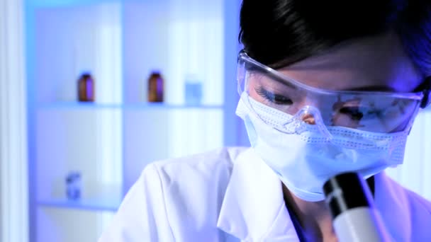 Aziatische chinese onderzoeker in forensische laboratorium — Stockvideo