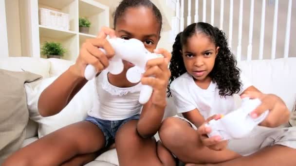 Niños étnicos jugando juegos electrónicos — Vídeos de Stock