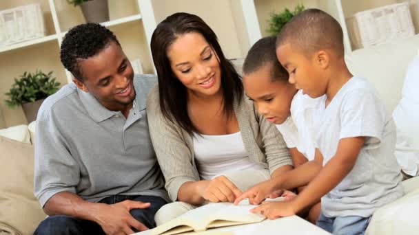 Pequeño niño étnico leyendo a los padres — Vídeos de Stock