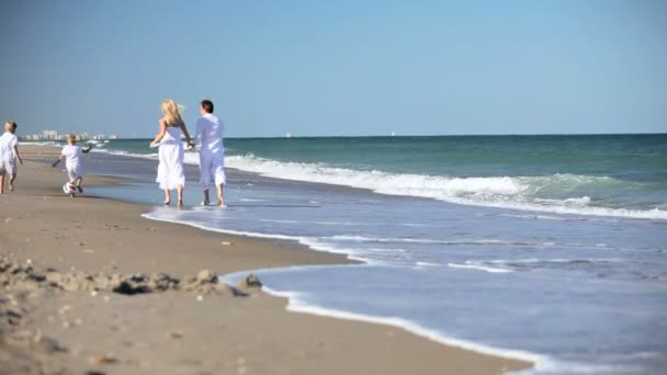 Gezonde jonge familie strand plezier — Stockvideo