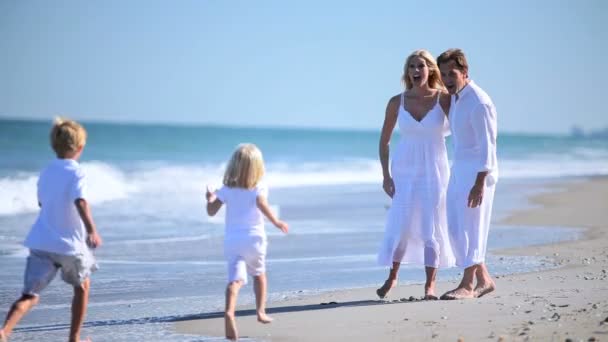 Kinderen lopen op strand aan de ouders — Stockvideo