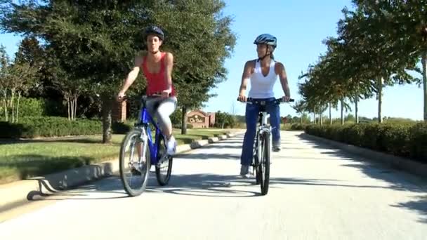 Vrouwelijke vrienden samen fietsen — Stockvideo