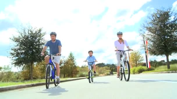 Joven familia caucásica en bicicleta juntos — Vídeos de Stock