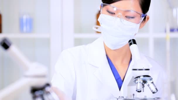 Asiático chinês feminino usando equipamentos de laboratório — Vídeo de Stock