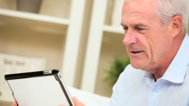 Hombre retirado usando una tableta inalámbrica moderna — Vídeo de stock