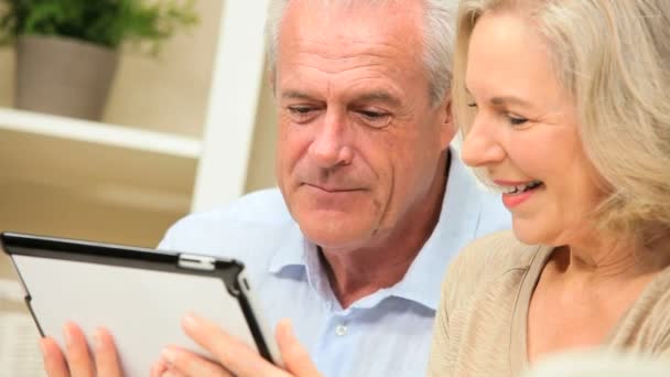 Пенсионная пара с использованием технологии беспроводных планшетов — стоковое видео