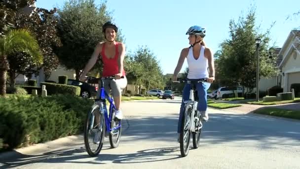 Vriendinnen plezier samen fietsen — Stockvideo