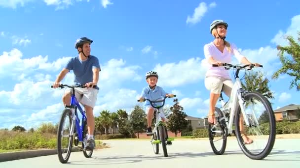 Gezonde Kaukasische familie samen fietsen — Stockvideo