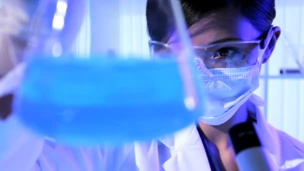 Assistente de Pesquisa Feminina Trabalhando em Laboratório Forense — Vídeo de Stock