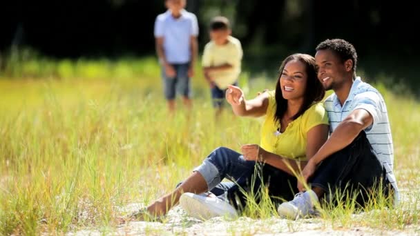 Família afro-americana aproveitando o tempo ao ar livre — Vídeo de Stock