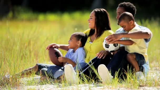 Família afro-americana brincando no parque — Vídeo de Stock