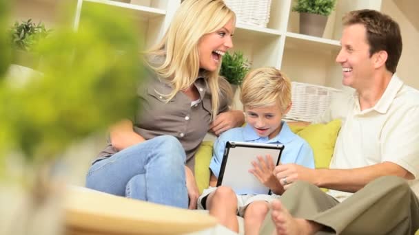 Młody chłopiec i jego rodzice z bezprzewodowy tablet — Wideo stockowe