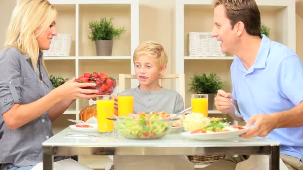 Jonge gezin eten van gezonde maaltijd — Stockvideo