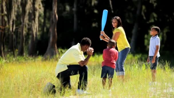 Actieve etnische familie spelen honkbal in park — Stockvideo