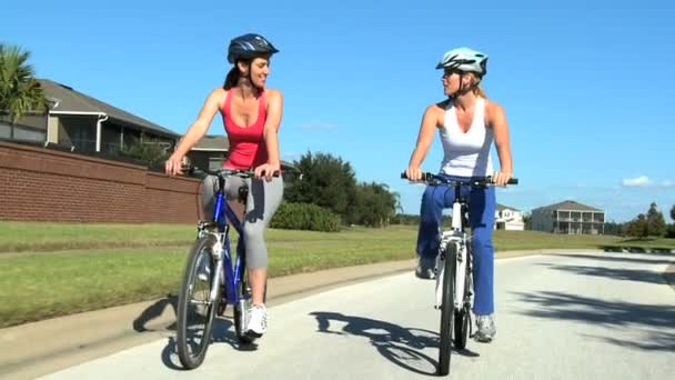 Fiatal nők, hogy fitt és egészséges a kerékpározás — Stock videók