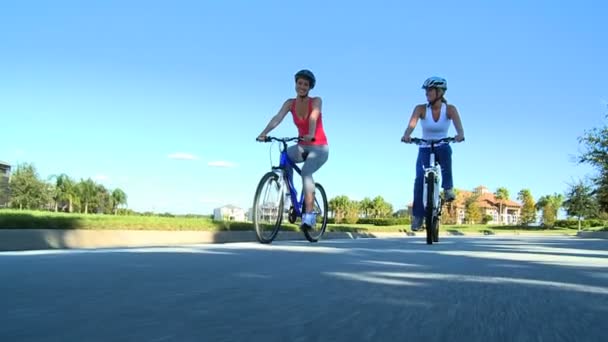 Saudável Feminino Amigos Ciclismo Juntos — Vídeo de Stock