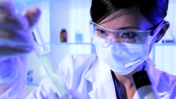 Vrouwelijke junior arts studeren forensische wetenschap — Stockvideo