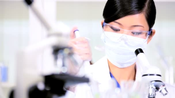 Técnico de laboratorio femenino haciendo experimentos de investigación — Vídeo de stock