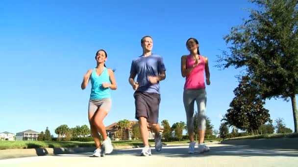 Junge Freunde joggen zusammen — Stockvideo