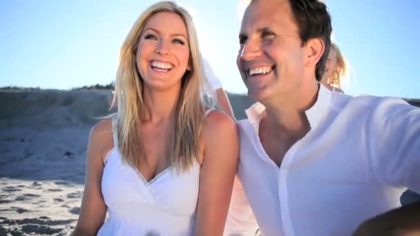 Feliz família caucasiana juntos na praia — Vídeo de Stock