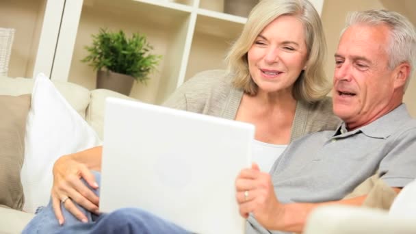 Couple mature à l'aide d'un ordinateur portable en ligne Web Chat — Video