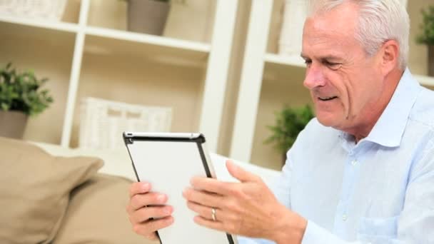 Starší muž pomocí technologie bezdrátové tablet — Stock video