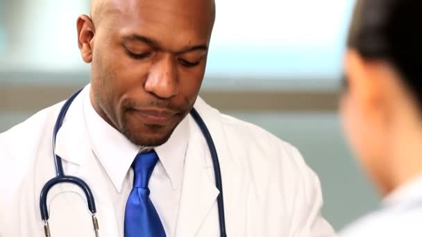 Ejecutivos médicos multiétnicos en primer plano — Vídeos de Stock