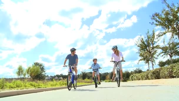 Friska kaukasiska familj cykling tillsammans — Stockvideo