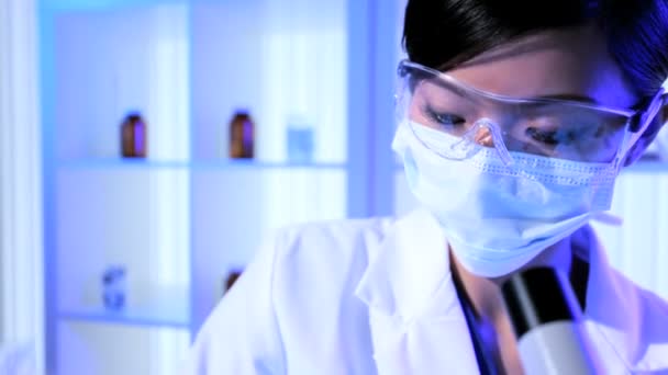 Samice výzkumný asistent pracuje ve forenzních laboratoří — Stock video
