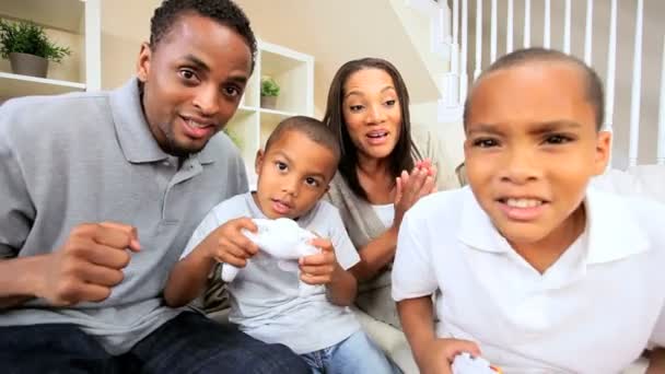 Familia étnica jugando en la consola de juegos — Vídeo de stock