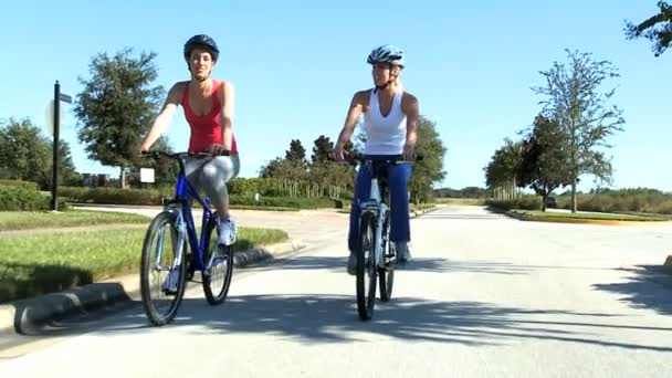 Zdrowe koleżanki na rowerze razem — Wideo stockowe