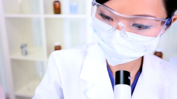 Técnico de laboratorio femenino haciendo experimentos de investigación — Vídeos de Stock