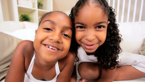 Kleine etnische meisjes praten via online video chat — Stockvideo