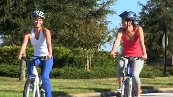 在郊区公路上骑自行车的白种女性朋友 — 图库视频影像