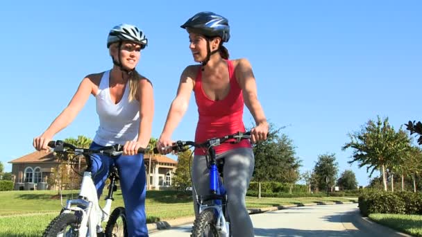 Женские друзья на велосипеде — стоковое видео