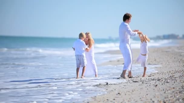 Jonge Kaukasische familie strand plezier — Stockvideo