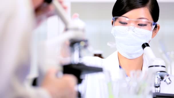 Asiatico cinese studente conducendo medico ricerca — Video Stock