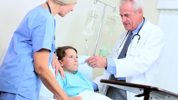 Médico tratando a un paciente joven en el hospital — Vídeos de Stock