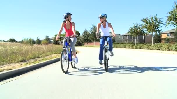 Saudável Feminino Amigos Ciclismo Juntos — Vídeo de Stock