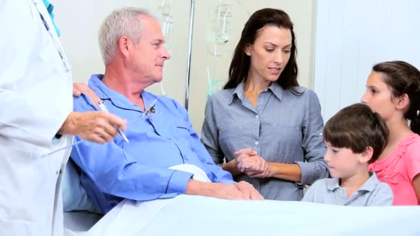 Senior wird von Familie ins Krankenhaus gebracht — Stockvideo