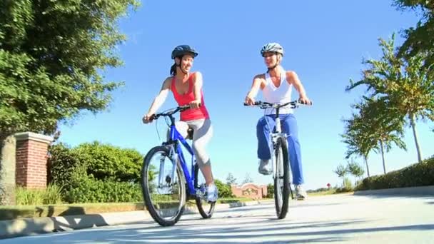 白人の女性の友人郊外の道路上の自転車 — ストック動画