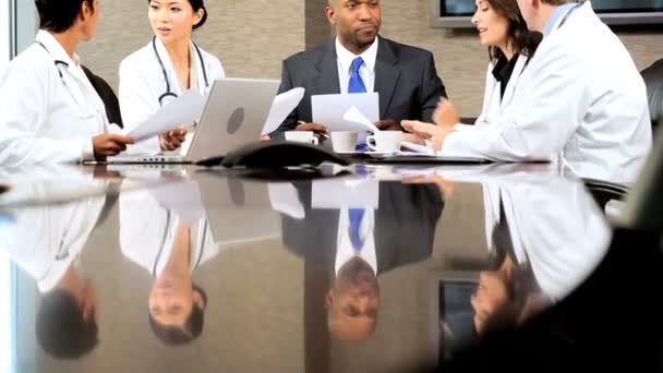 Reunião Multi Ethnic Medical Executive Boardroom — Vídeo de Stock