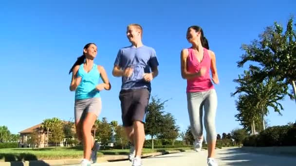 Três jovens amigos correndo juntos — Vídeo de Stock