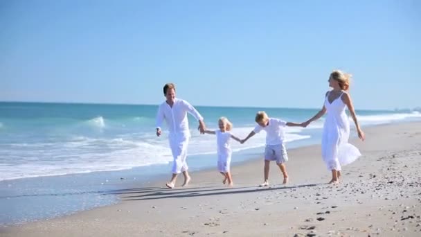 Família correndo diversão na praia — Vídeo de Stock